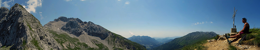 Vista panoramica dalla croce della Bocchetta di Corna Piana (2078 m)